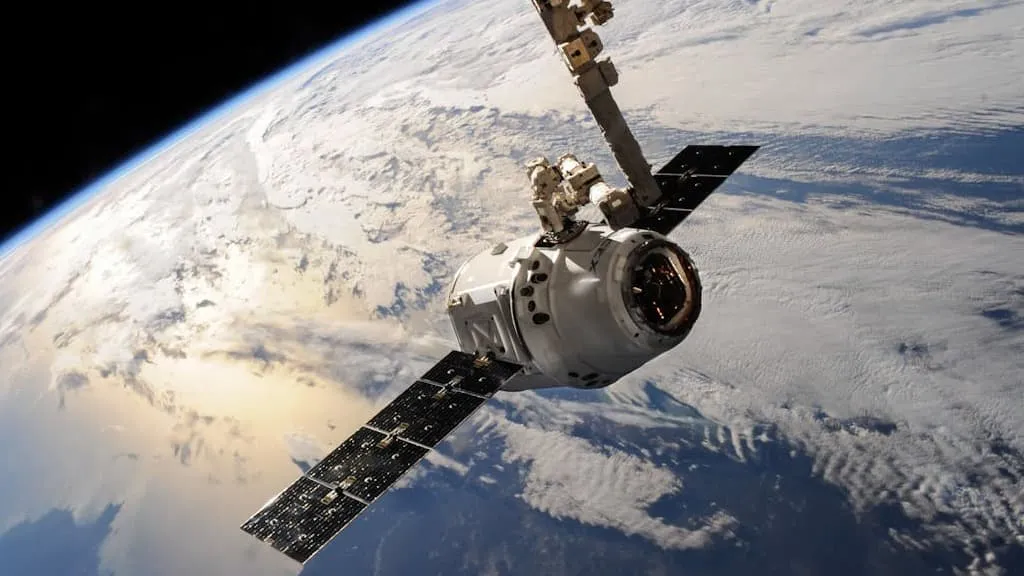 Satélite en el espacio con la tierra de fondo